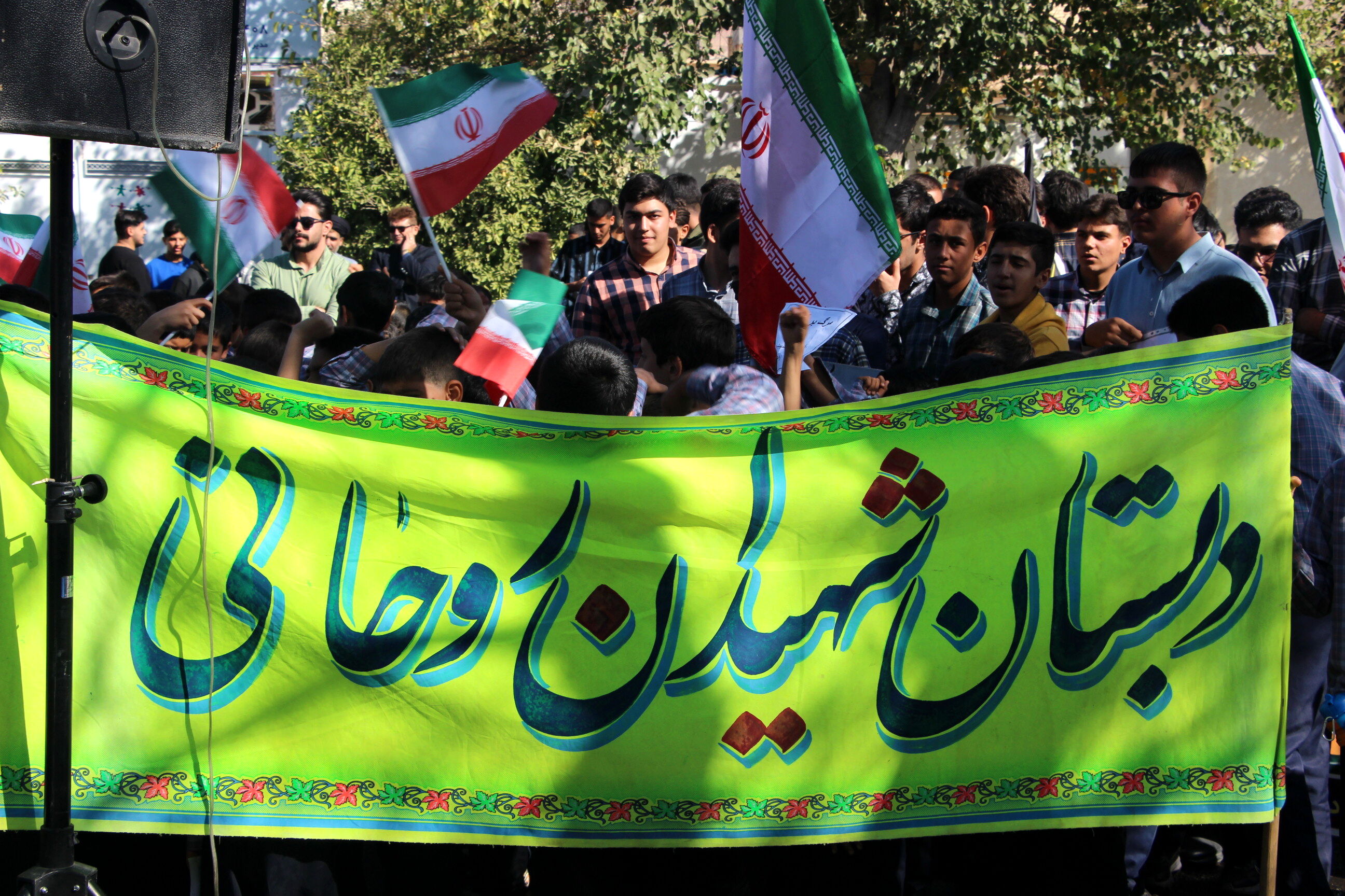 همگام با نسل انقلابی در راهپیمایی ۱۳ آبان شهرستان سروستان