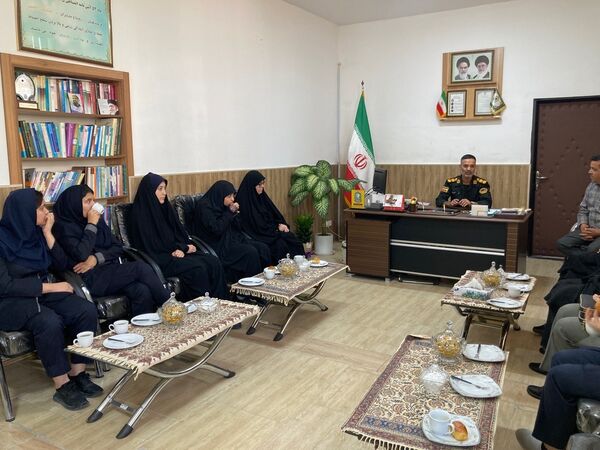 بازدید دانش‌آموزان دبیرستان سمیه از کلانتری ۱۱ بجنورد به مناسبت هفته نیروی انتظامی 
