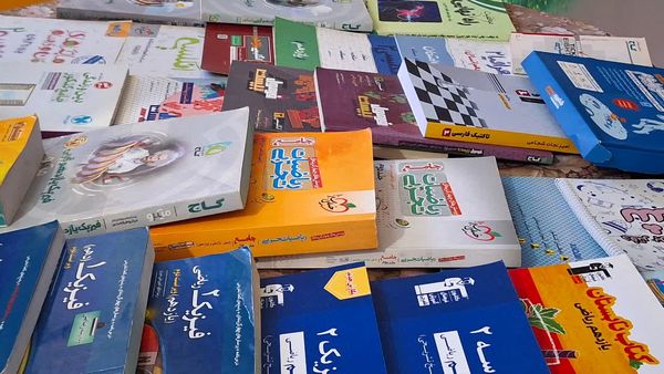 برپایی نمایشگاه کتب کمک‌درسی در دبیرستان دخترانه فاطمیه ناحیه یک کرج