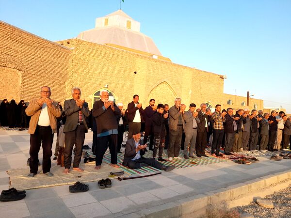 قرائت دعای باران و نماز جماعت در روستای دهنو خلیل آباد
