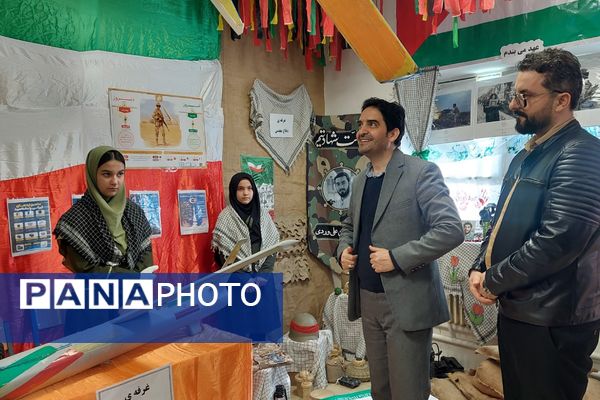 افتتاحیه نمایشگاه «مدرسه انقلاب» در مدرسه شهید شرافت بهارستان‌دو