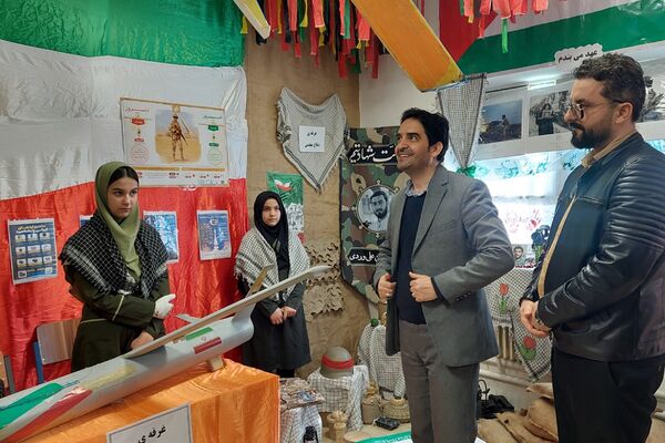 افتتاحیه نمایشگاه «مدرسه انقلاب» در مدرسه شهید شرافت بهارستان‌دو