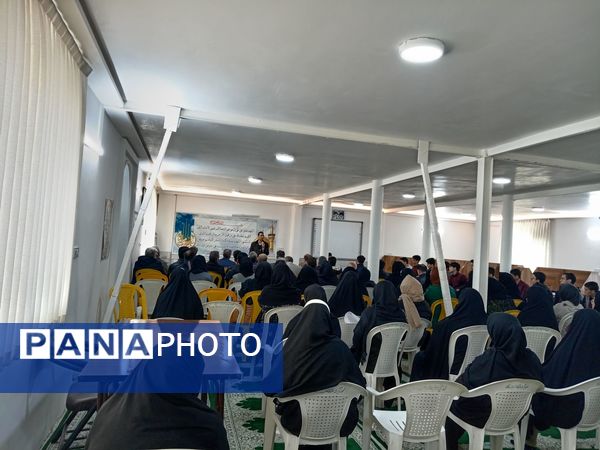 جلسه انجمن اولیا و مربیان تخصصی پایه های دهم دبیرستان نمونه آیت الله خامنه ای برگزار شد