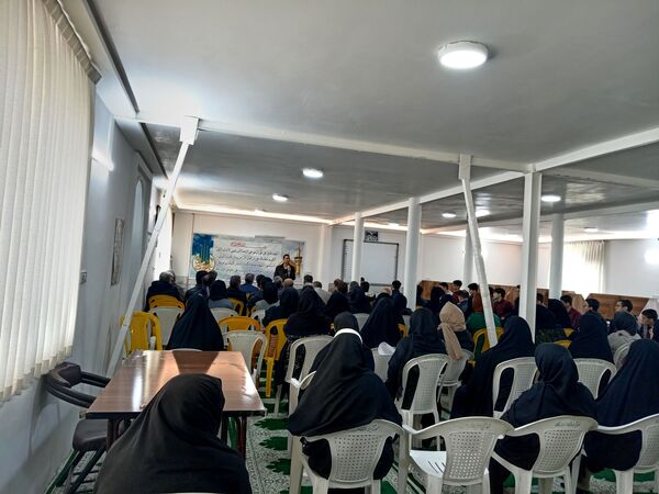 جلسه انجمن اولیا و مربیان تخصصی پایه های دهم دبیرستان نمونه آیت الله خامنه ای برگزار شد