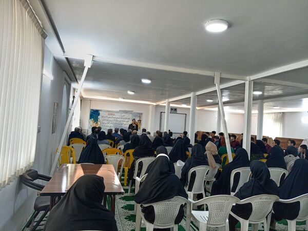 جلسه انجمن اولیا و مربیان تخصصی پایه های دهم دبیرستان نمونه آیت الله خامنه ای برگزار شد