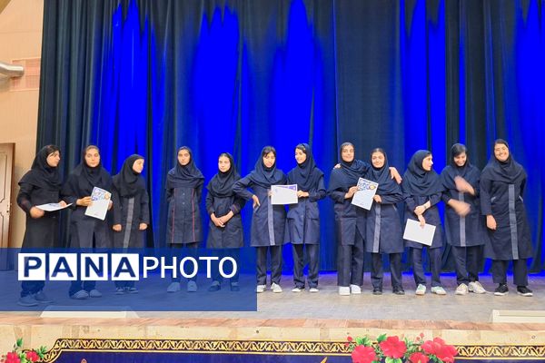 تجلیل از دانش‌آموزان رتبه‌های برتر دبیرستان پویش ناحیه 3 شیراز 