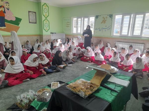 مراسم معنوی روضه حضرت فاطمه زهرا (س) در دبستان فردوس