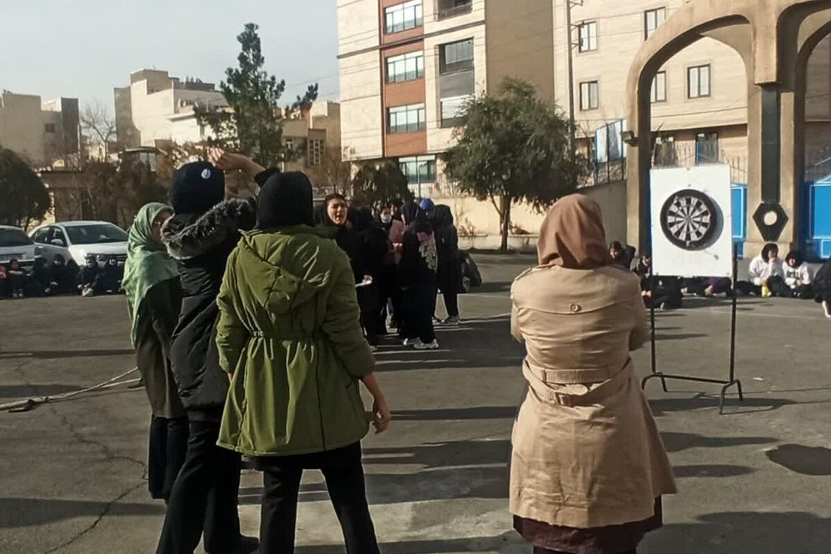 المپیاد ورزشی درون مدرسه‌ای به مناسبت گرامیداشت دهه فجر در آموزشگاه آرمینه مصلی نژاد شهرری