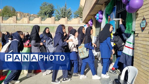 آیین بازگشایی مدارس و آغاز سال تحصیلی در دبیرستان دخترانه زکیه سنندج 