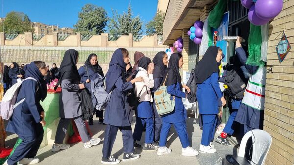 آیین بازگشایی مدارس و آغاز سال تحصیلی در دبیرستان دخترانه زکیه سنندج 