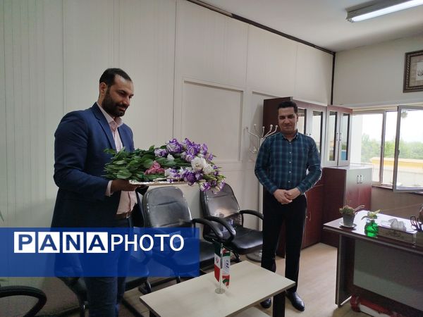 اهدای گل به کارکنان اداره‌کل آموزش و پرورش شهرستان‌های تهران به‌مناسبت بزرگداشت روز معلم 