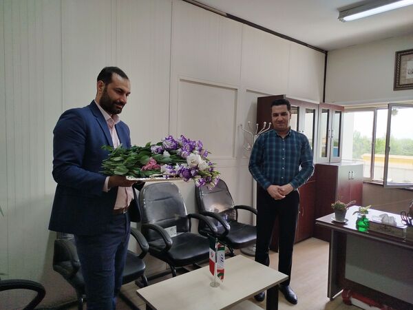 اهدای گل به کارکنان اداره‌کل آموزش و پرورش شهرستان‌های تهران به‌مناسبت بزرگداشت روز معلم 