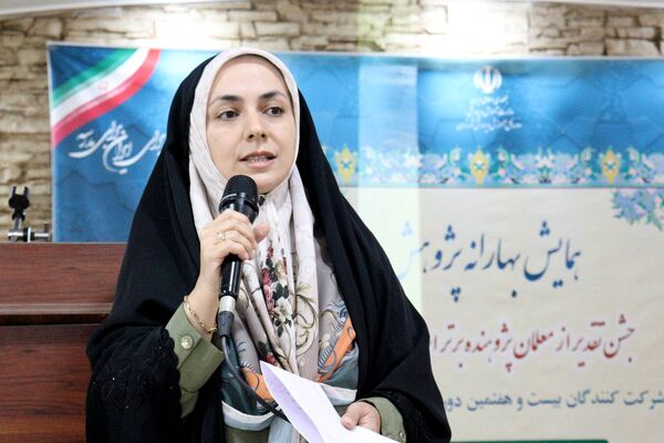 تجلیل از معلمان پژوهنده در همایش بهارانه