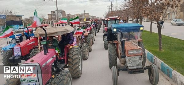 رژه تراکتورسواران کبودراهنگ در حمایت از نیرو‌های مسلح