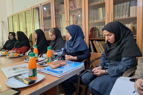 جلسه انجمن اولیا و مربیان و هیات امنا برای فردای دانش‌آموزان دبیرستان پویش شیراز 