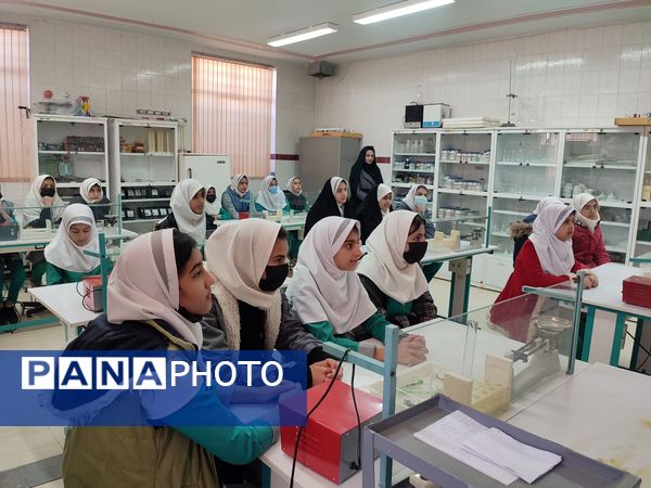 بازدید دانش‌آموزان مدرسه شکوفه‌های انقلاب از پژوهش‌سرای رازی