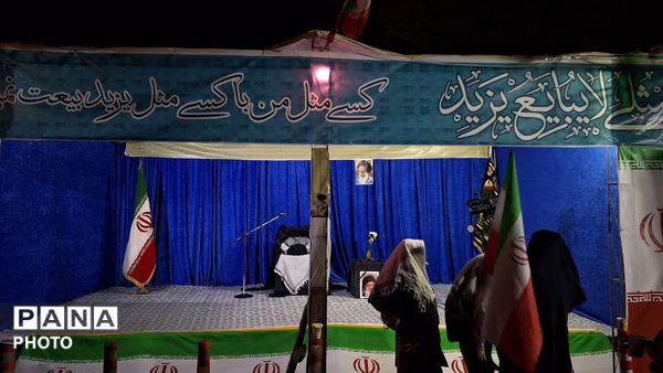 بازسازی صحنه سخنرانی رهبر شهید انقلاب اسلامی ایران در بلوار امام‌زاده حسن(ع) کرج