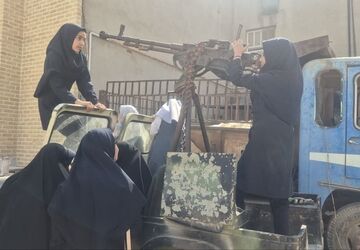 بازدید دانش آموزان مهر و خرد از گنجینه شهدا