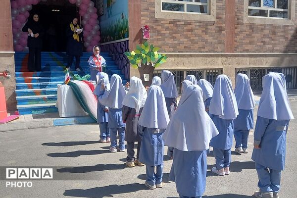 جشن شکوفه های آموزشگاه شریعتی نیا چهاردانگه
