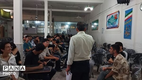 تحویل کتاب های درسی به دانش آموزان در دبیرستان شاهد ابوذر غفاری نیشابور 