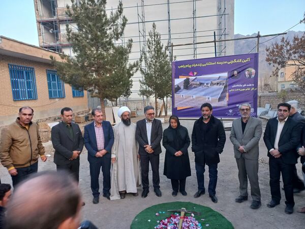 کلنگ نخستین مدرسه زنده‌یاد پیام راهب در قمصر به زمین زده شد
