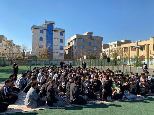 دانش‌آموزان مدرسه شاهد شهید کاظمی در سوگ شهادت حضرت فاطمه (س)
