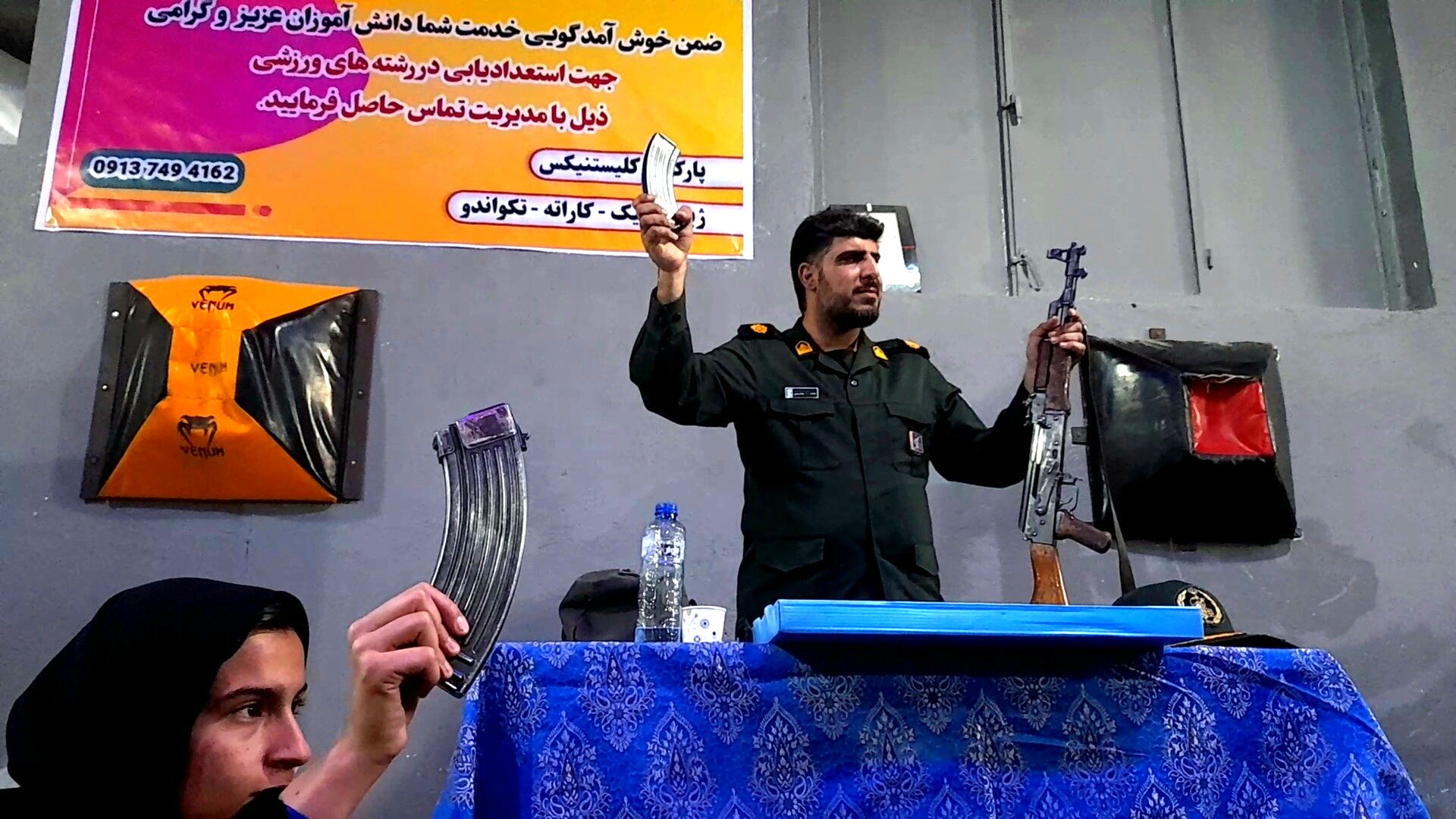کلاس عملی و مهارت‌محور آمادگی دفاعی در هنرستان دخترانه دانش