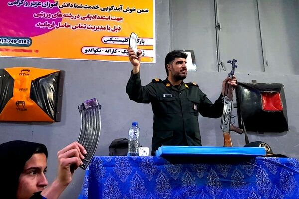 کلاس عملی و مهارت‌محور آمادگی دفاعی در هنرستان دخترانه دانش