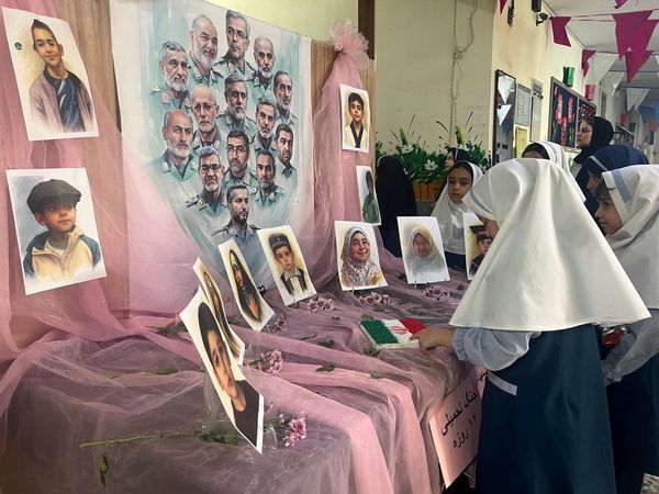 یادبود شهادت دانش‌آموزان شهید جنگ تحمیلی ۱۲ روزه در دبستان المهدی ناحیه 2 کرج 