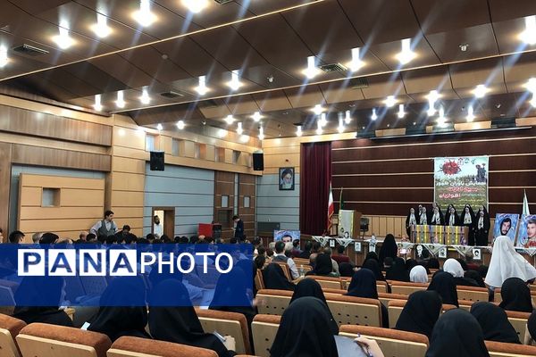 حضور دانش‌آموزان و مسئولان در یادواره شهدا دفاع مقدس ناحیه 2 شهرری 