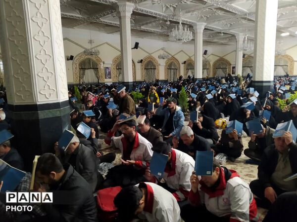 مردم کاشمر در زیارتگاه شهید مدرس قرآن بر سر گرفتند