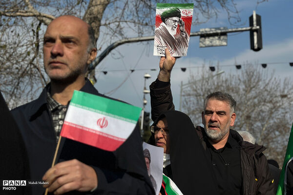 مراسم بیعت با سومین رهبر انقلاب در تهران - 1