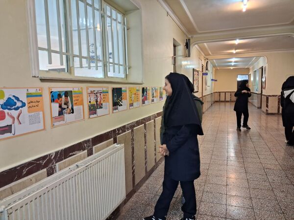 نمایشگاه سیار مدرسه‌ای با عنوان پیشگیری از اعتیاد 