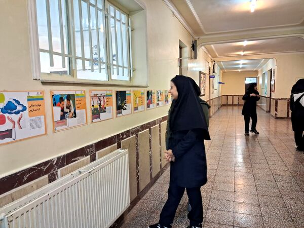 نمایشگاه سیار مدرسه‌ای با عنوان پیشگیری از اعتیاد 