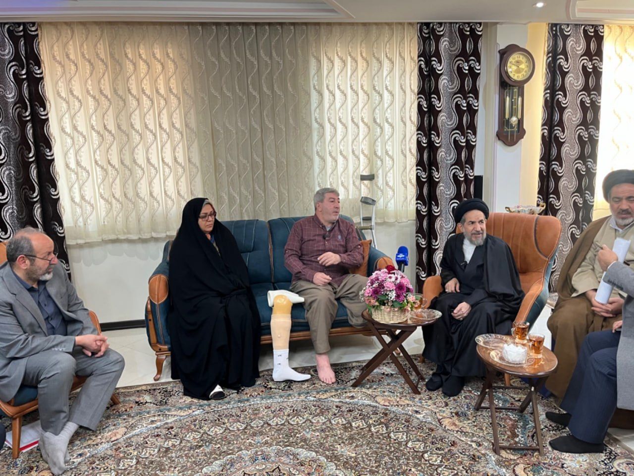 حضور نمایندگان رهبر انقلاب در منازل تعدادی از جانبازان سرافراز

