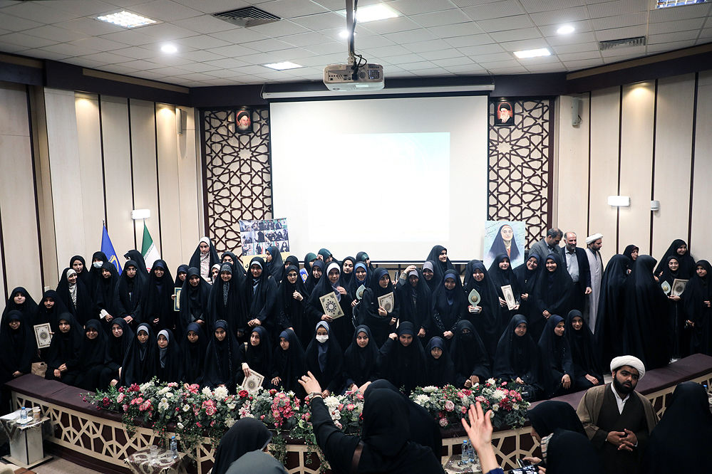 دانش‌آموزان پرچم حق را بلند کرده و به نسل‌های بعد منتقل کنند