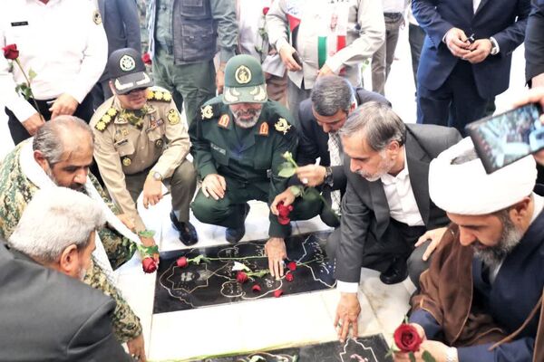 گلباران مزار مطهر شهدا به‌مناسبت هفته دفاع مقدس در بجنورد