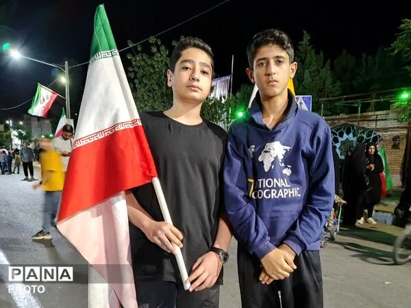 حضور  نوجوانان علم به دست در میدان خیابان کاشمر