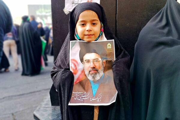 بیعت چشمگیر مردم با رهبر جدید انقلاب 