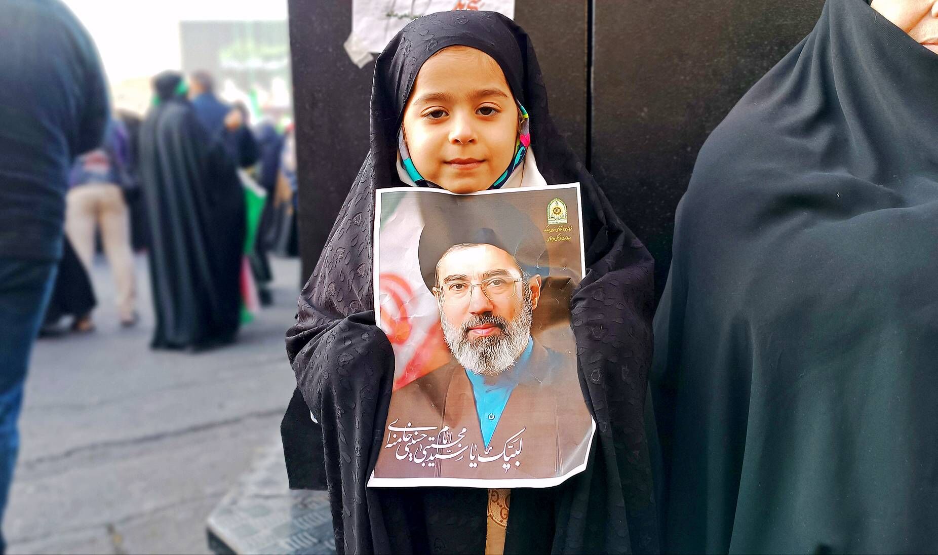 بیعت چشمگیر مردم با رهبر جدید انقلاب 