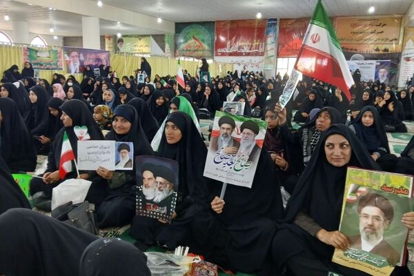 بیعت بانوان جیرفت‌زمین با رهبر انقلاب اسلامی