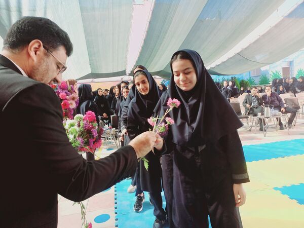 زنگ‌ ناحیه‌ای مهر و مقاومت در آموزشگاه صارمیه 10 آموزش و پرورش ناحیه یک اصفهان