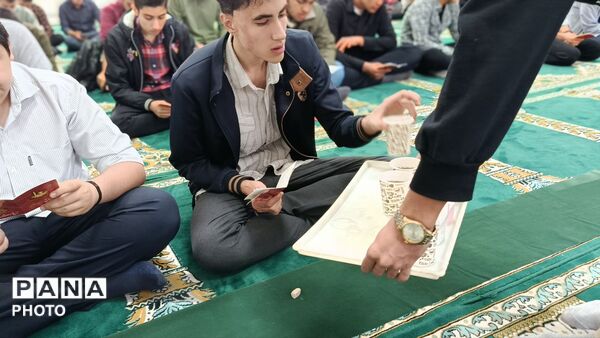 برپایی جلسه هفتگی زیارت عاشورا در دبیرستان شاهد مالک اشتر 