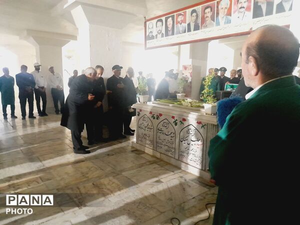 تجدید میثاق با خون شهدا در مراسم غبارروبی گلزار شهدا در حرم 
