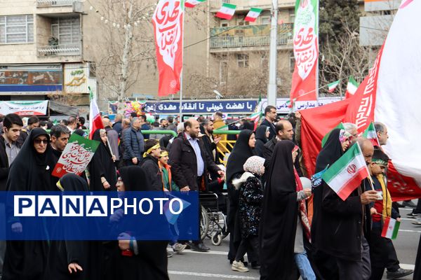 ٢٢ بهمن؛ روزى که دلها با قدم‌‌ها یکى میشود