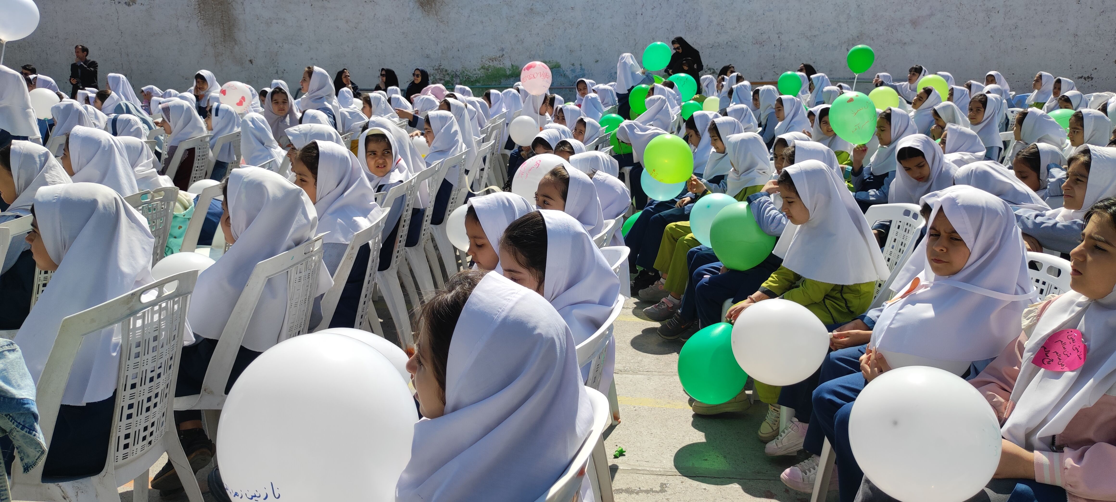 نواختن زنگ سلامت در مدرسه دخترانه ضحی ۱ شهرستان شیروان