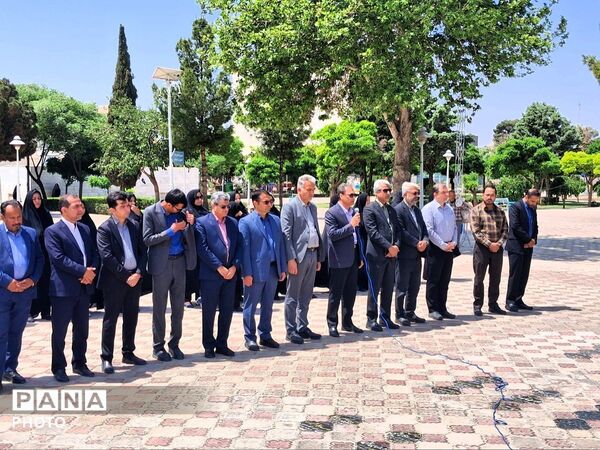 هدیه‌ای از دلِ فرهنگیان کاشمر به آسمان؛ غبارروبی مزار شهدا پیش از نماز جمعه
