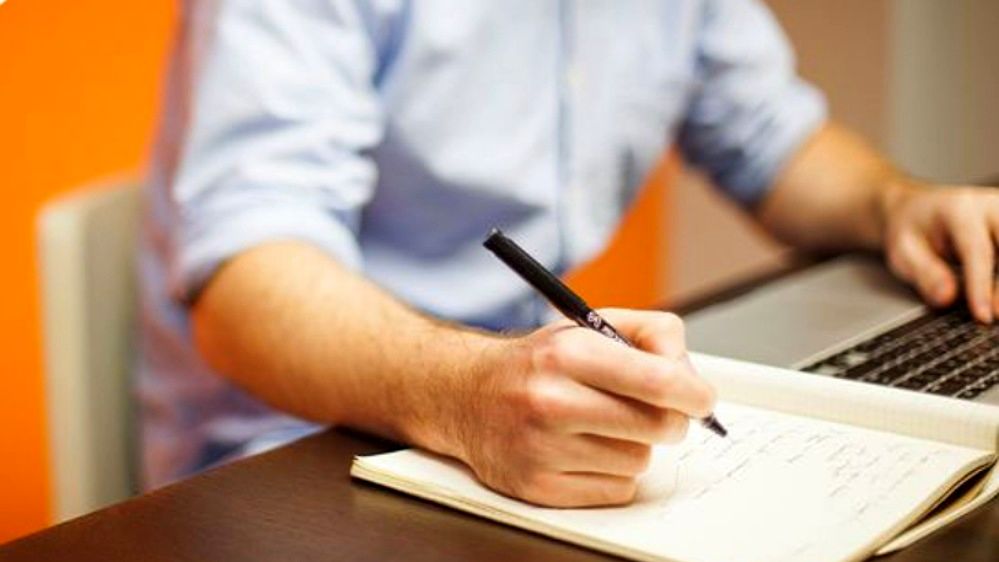 روز کارمند؛ یادبود تلاش‌های بی‌وقفه در مسیر خدمت‌رسانی