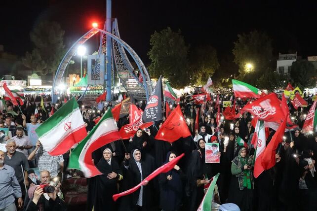 برپایی میز خدمت در میدان امام خمینی(ره) ورامین