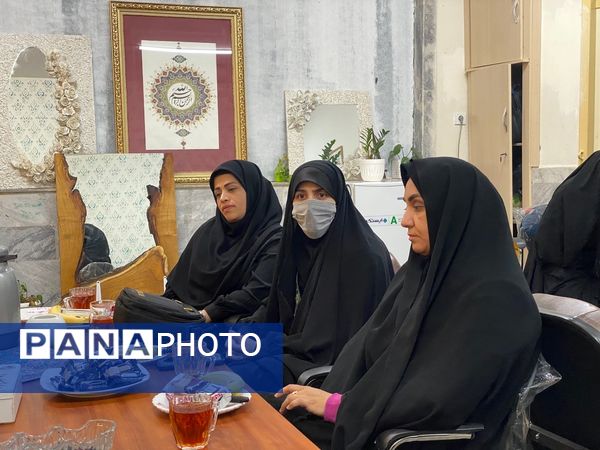 تقدیر از مشاور هنرستان مهدیزاده نیا ناحیه هفت مشهد